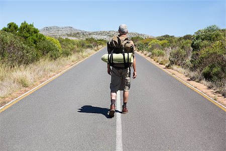 rodovia 40 - Handsome hiker walking on road and smiling at camera on a sunny day Foto de stock - Royalty-Free Super Valor e Assinatura, Número: 400-07725065