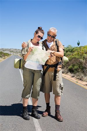 rodovia 40 - Hiking couple looking at map on the road on a sunny day Foto de stock - Royalty-Free Super Valor e Assinatura, Número: 400-07725060