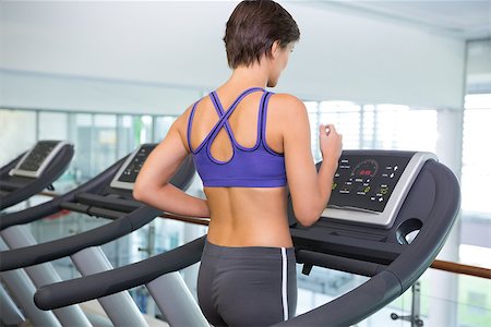 simsearch:400-07725931,k - Fit brunette running on the treadmill at the gym Photographie de stock - Aubaine LD & Abonnement, Code: 400-07725754