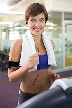 simsearch:400-07725931,k - Fit brunette running on the treadmill at the gym Photographie de stock - Aubaine LD & Abonnement, Code: 400-07725757
