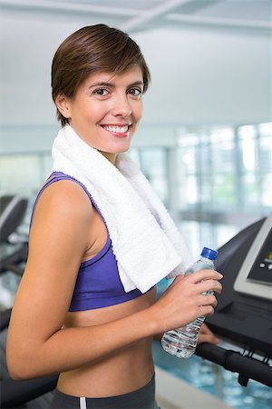 simsearch:400-07725931,k - Fit brunette smiling at camera on the treadmill  at the gym Photographie de stock - Aubaine LD & Abonnement, Code: 400-07725768