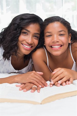 simsearch:614-06442610,k - Mother and daughter reading book together on bed at home in bedroom Stockbilder - Microstock & Abonnement, Bildnummer: 400-07725995
