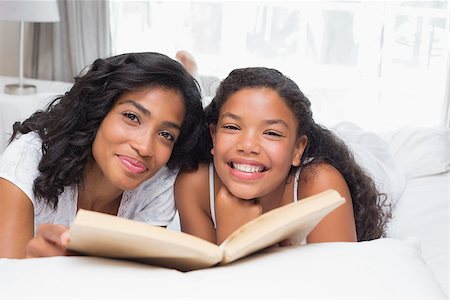 simsearch:614-06442610,k - Mother and daughter reading book together on bed at home in bedroom Stockbilder - Microstock & Abonnement, Bildnummer: 400-07725992