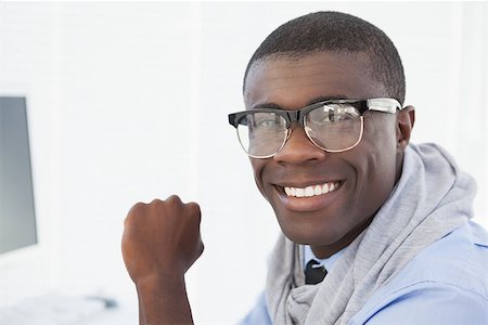 simsearch:400-07926810,k - Hipster businessman smiling at his desk in his office Fotografie stock - Microstock e Abbonamento, Codice: 400-07727341