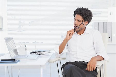 simsearch:400-07926810,k - Hipster businessman working at his desk in his office Fotografie stock - Microstock e Abbonamento, Codice: 400-07727429