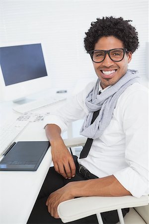 simsearch:400-07926810,k - Hipster businessman working at his desk in his office Fotografie stock - Microstock e Abbonamento, Codice: 400-07727454