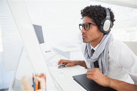 simsearch:400-07926810,k - Hipster businessman working at his desk in his office Fotografie stock - Microstock e Abbonamento, Codice: 400-07727458