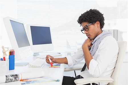 simsearch:400-07926810,k - Hipster businessman working at his desk in his office Fotografie stock - Microstock e Abbonamento, Codice: 400-07727451