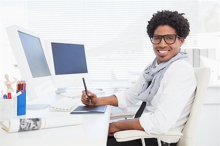 simsearch:400-07926810,k - Hipster businessman working at his desk in his office Fotografie stock - Microstock e Abbonamento, Codice: 400-07727452