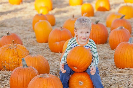 simsearch:400-07211170,k - cheerful little boy at pumpkin patch, fall time Photographie de stock - Aubaine LD & Abonnement, Code: 400-07728457