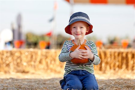 simsearch:400-07211170,k - cheerful little boy at pumpkin patch, fall time Photographie de stock - Aubaine LD & Abonnement, Code: 400-07728463