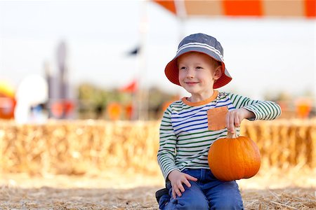 simsearch:400-07211170,k - smiling little boy having fun at pumpkin patch at fall Photographie de stock - Aubaine LD & Abonnement, Code: 400-07728769