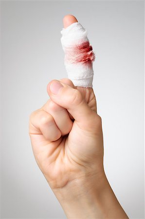 simsearch:400-07831838,k - Injured finger with bloody gauze bandage Foto de stock - Royalty-Free Super Valor e Assinatura, Número: 400-07728838
