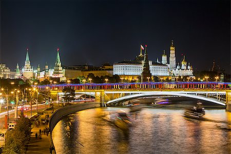 simsearch:6129-09058245,k - Moscow Kremlin, Bol'shoy Kamenny Most (Big Stone Bridge) over the Moscva river. Moscow, Russia. Foto de stock - Super Valor sin royalties y Suscripción, Código: 400-07729469