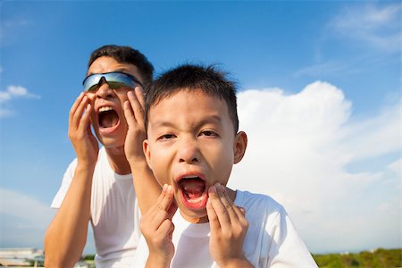 simsearch:400-07517983,k - father and son making a grimace together in the park Foto de stock - Super Valor sin royalties y Suscripción, Código: 400-07720002