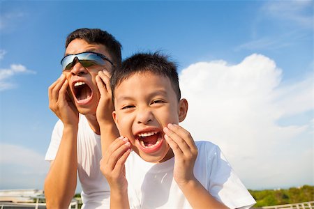 simsearch:400-07517983,k - father and son making a grimace together in the park Foto de stock - Super Valor sin royalties y Suscripción, Código: 400-07720003