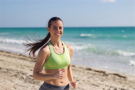 Hispanic woman jogging on the beach Photographie de stock - Aubaine LD & Abonnement, Code: 400-07720480