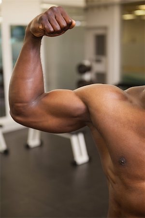 simsearch:400-07723048,k - Close up of muscular man flexing muscles in gym Foto de stock - Royalty-Free Super Valor e Assinatura, Número: 400-07722812