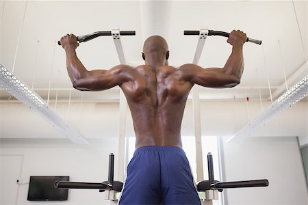 simsearch:400-07723048,k - Rear view of a male body builder doing pull ups at the gym Foto de stock - Royalty-Free Super Valor e Assinatura, Número: 400-07723020