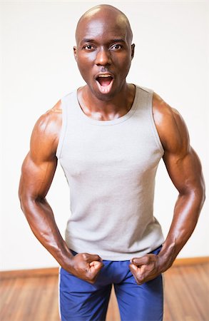 simsearch:400-07723048,k - Portrait of a muscular man shouting while flexing muscles in gym Foto de stock - Royalty-Free Super Valor e Assinatura, Número: 400-07723062