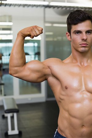 simsearch:400-07723048,k - Close-up of muscular man flexing muscles in gym Foto de stock - Royalty-Free Super Valor e Assinatura, Número: 400-07723115