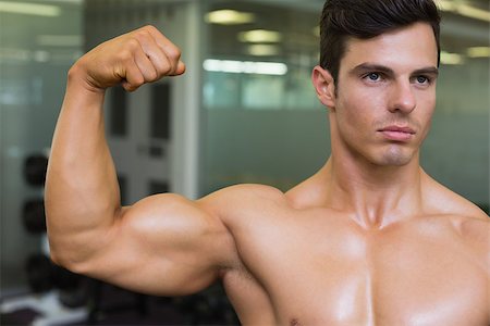 simsearch:400-07723048,k - Close-up of muscular man flexing muscles in gym Foto de stock - Royalty-Free Super Valor e Assinatura, Número: 400-07723111