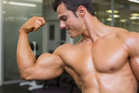 simsearch:400-07723048,k - Close-up of muscular man flexing muscles in gym Foto de stock - Royalty-Free Super Valor e Assinatura, Número: 400-07723121