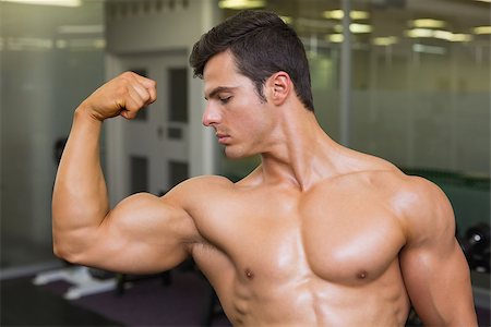simsearch:400-07723048,k - Close-up of muscular man flexing muscles in gym Foto de stock - Royalty-Free Super Valor e Assinatura, Número: 400-07723122