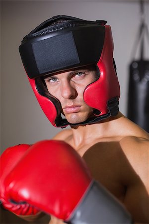 defensive posture - Close up of a male boxer in defensive stance in health club Foto de stock - Super Valor sin royalties y Suscripción, Código: 400-07723268