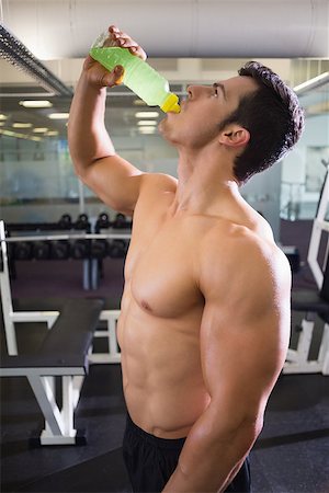 simsearch:400-07925663,k - Side view of a shirtless muscular man drinking energy drink in gym Stockbilder - Microstock & Abonnement, Bildnummer: 400-07723345