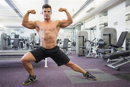 simsearch:400-07723048,k - Portrait of a shirtless muscular man flexing muscles in gym Foto de stock - Royalty-Free Super Valor e Assinatura, Número: 400-07723415