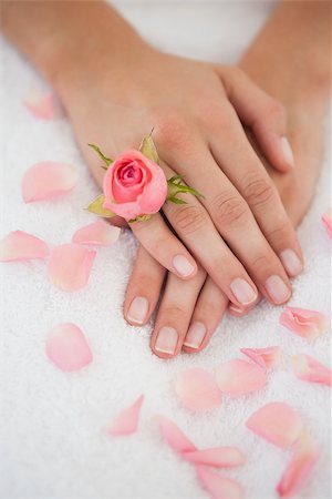 simsearch:400-07723724,k - Womans hands with pink rose petals at the health spa Photographie de stock - Aubaine LD & Abonnement, Code: 400-07723520