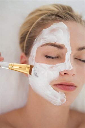 simsearch:400-07723714,k - Beautiful blonde getting a facial treatment at the health spa Photographie de stock - Aubaine LD & Abonnement, Code: 400-07723574