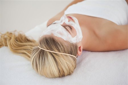 simsearch:400-07723724,k - Beautiful blonde getting a facial treatment at the health spa Photographie de stock - Aubaine LD & Abonnement, Code: 400-07723575