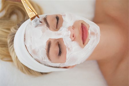 simsearch:400-07723714,k - Beautiful blonde getting a facial treatment at the health spa Photographie de stock - Aubaine LD & Abonnement, Code: 400-07723578