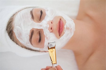 simsearch:400-07723724,k - Beautiful blonde getting a facial treatment at the health spa Photographie de stock - Aubaine LD & Abonnement, Code: 400-07723580