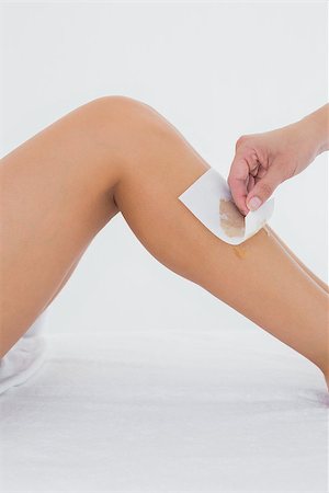 simsearch:400-07723714,k - Mid section of therapist waxing woman's leg at spa center Photographie de stock - Aubaine LD & Abonnement, Code: 400-07723718