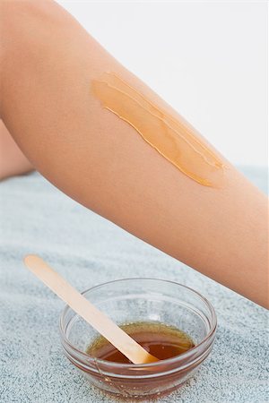 simsearch:400-07723724,k - Close up side view of female leg with hot wax at spa center Photographie de stock - Aubaine LD & Abonnement, Code: 400-07723725