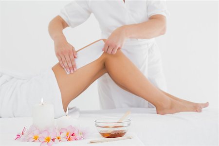 simsearch:400-07723714,k - Mid section of therapist waxing woman's leg at spa center Photographie de stock - Aubaine LD & Abonnement, Code: 400-07723721