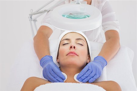 simsearch:400-07723724,k - Hands cleaning woman's neck with cotton swabs at spa center Photographie de stock - Aubaine LD & Abonnement, Code: 400-07723759