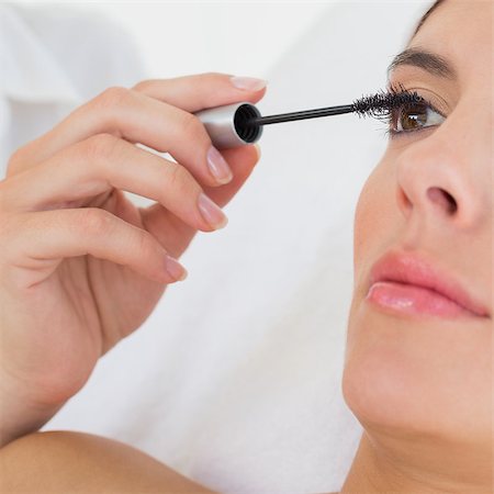 simsearch:400-05734913,k - Close up of a hand applying mascara to beautiful woman Foto de stock - Royalty-Free Super Valor e Assinatura, Número: 400-07723768