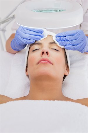 simsearch:400-07723714,k - Hands cleaning woman's face with cotton swabs at spa center Photographie de stock - Aubaine LD & Abonnement, Code: 400-07723762