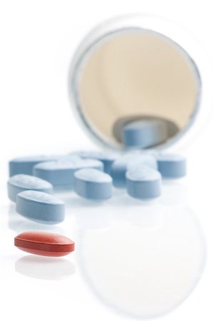 simsearch:400-07681009,k - red medical pill in front of blue pills in laboratory near white container on white table Stockbilder - Microstock & Abonnement, Bildnummer: 400-07745787