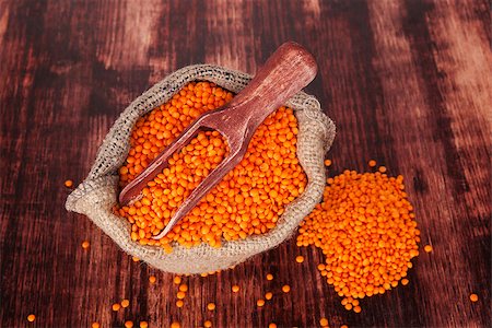 simsearch:400-08432465,k - Red lentils in burlap sack on wooden spoon on dark wooden background, top view. Healthy eating. Foto de stock - Super Valor sin royalties y Suscripción, Código: 400-07745979