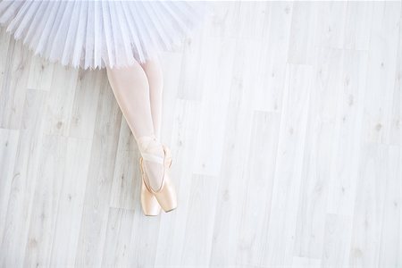 simsearch:400-07548529,k - Ballerina in pointe in studio Stock Photo - Budget Royalty-Free & Subscription, Code: 400-07746639