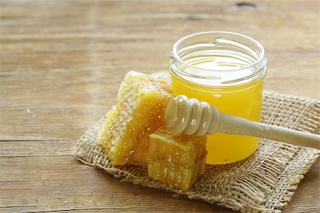natural organic honey in the comb on a wooden background Photographie de stock - Aubaine LD & Abonnement, Code: 400-07747860