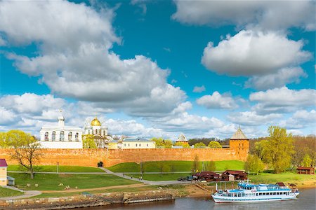view of the Novgorod Kremlin on a sunny afternoon Foto de stock - Super Valor sin royalties y Suscripción, Código: 400-07749493