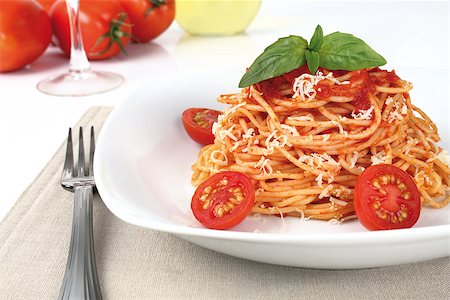 simsearch:400-08115563,k - pasta with tomato sauce on white dish Photographie de stock - Aubaine LD & Abonnement, Code: 400-07754750