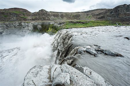 simsearch:400-07756743,k - Hafragilsfoss is the very powerful waterfall on Iceland not far from its bigger brother Dettifoss. It is located in Jokulsargljufur National Park the northeasten Iceland on the river Jokulsa a Fjollum. Foto de stock - Super Valor sin royalties y Suscripción, Código: 400-07756744