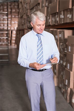 simsearch:614-06168858,k - Warehouse manager writing on clipboard in a large warehouse Foto de stock - Super Valor sin royalties y Suscripción, Código: 400-07750140